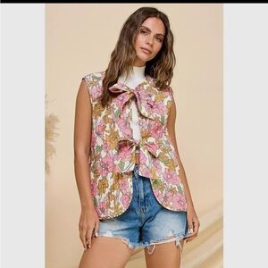 113. Floral quilted bow tie vest in pink
